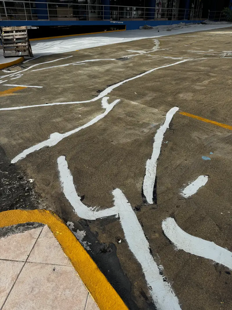 Fisuras de la losa selladas antes de aplicar la capa