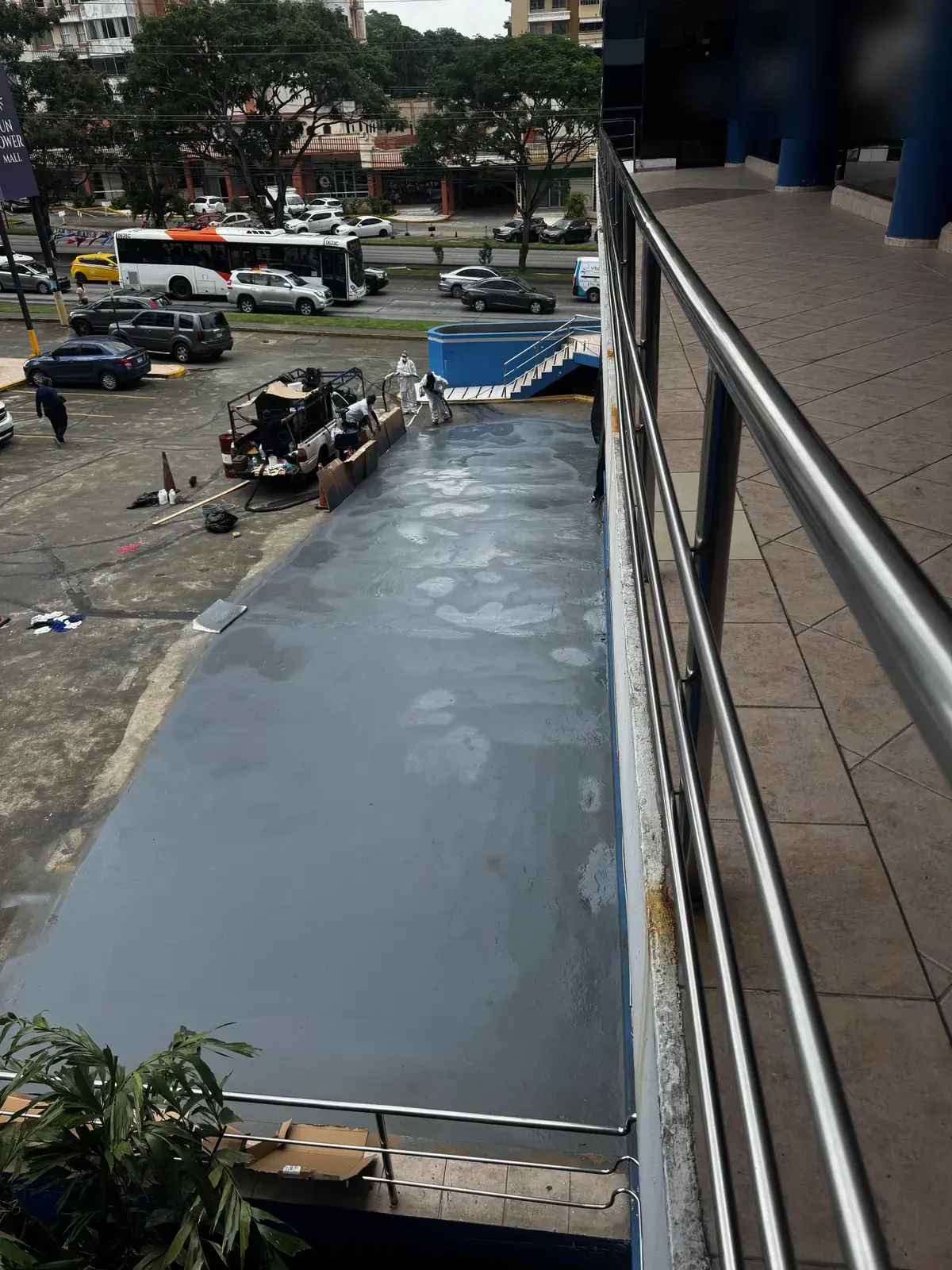 Rampa de estacionamiento con el recubrimiento gris continuo ya aplicado